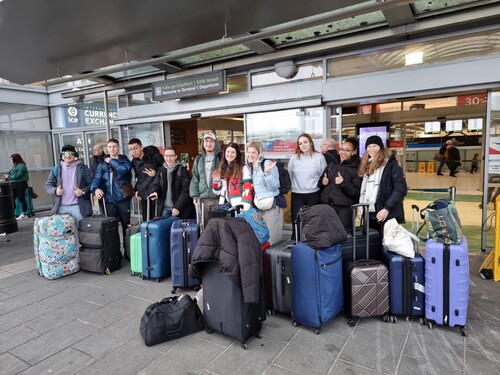 Die kaufmännischen Lernenden kommen aus ihrem Irland-Halbjahr zurück und stehen mit ihrem Gepäck vor dem Flughafen bereit